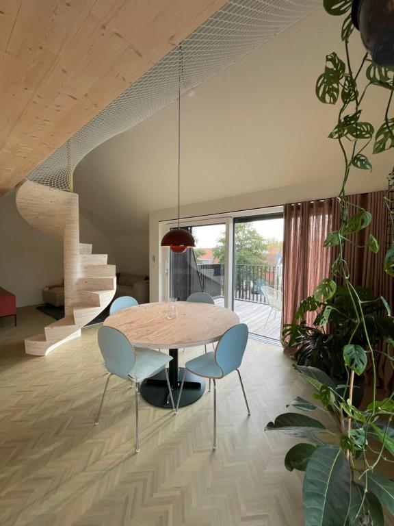 een eetkamer met een tafel en stoelen bij Julie's appartement aan zee - JAAZ in Nieuwpoort