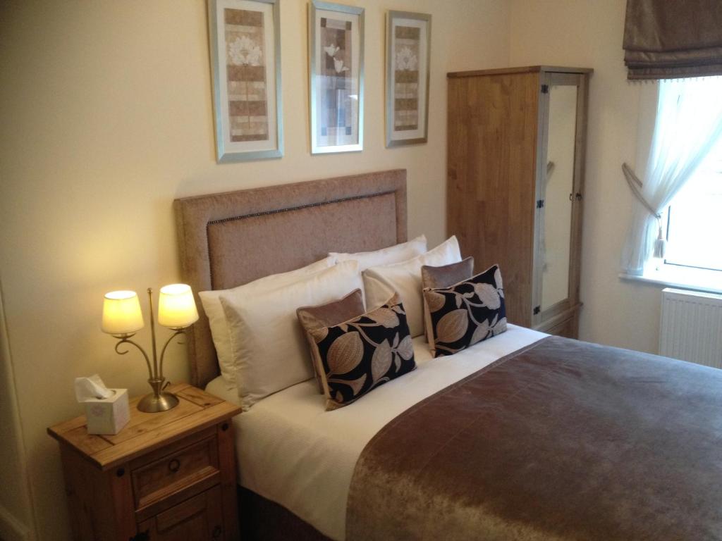 Un dormitorio con una cama grande con almohadas. en Grange View Bed and Breakfast, en Ayr