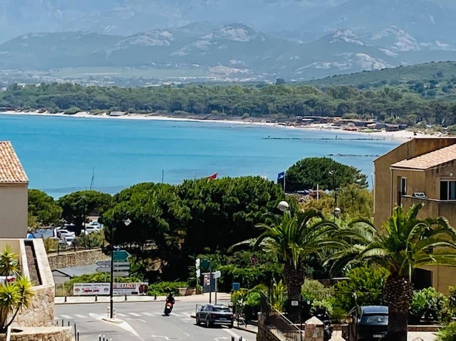 - une vue sur l'océan depuis une rue de la ville dans l'établissement Farniente et douceur en plein Centre de Calvi, à Calvi