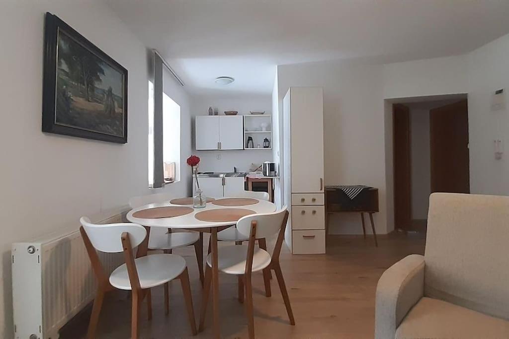 ein Wohnzimmer mit einem Tisch und Stühlen in einem Zimmer in der Unterkunft Cosy flat in High Tatras in Starý Smokovec