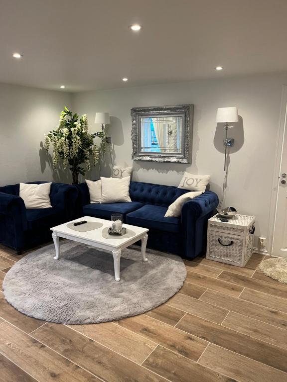 ein Wohnzimmer mit einem blauen Sofa und einem Couchtisch in der Unterkunft Apartment Bergen sentrum in Bergen