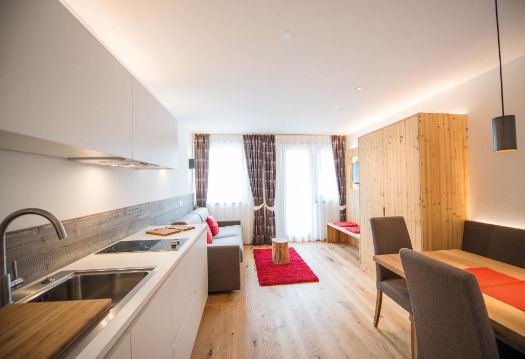 Kuchyň nebo kuchyňský kout v ubytování Hotel Kranebitt B&B
