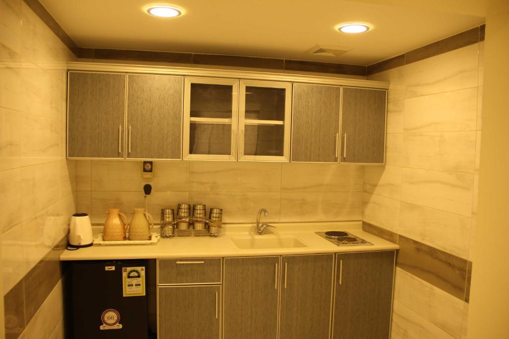 الجناح الأبيض للأجنحه الفندقية في الدمام: مطبخ صغير مع مغسلة وثلاجة
