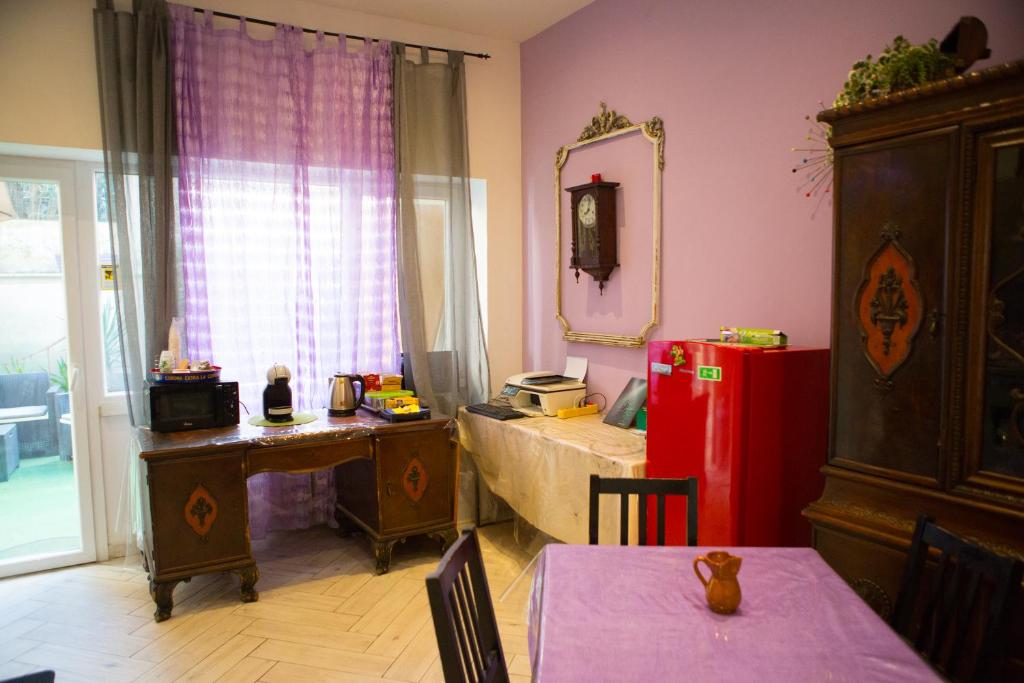 Televízia a/alebo spoločenská miestnosť v ubytovaní Lanzies Guesthouse