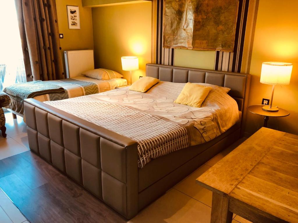een slaapkamer met 2 bedden en een tafel bij Guesthouse De Witte Merel Deluxe in Tessenderlo