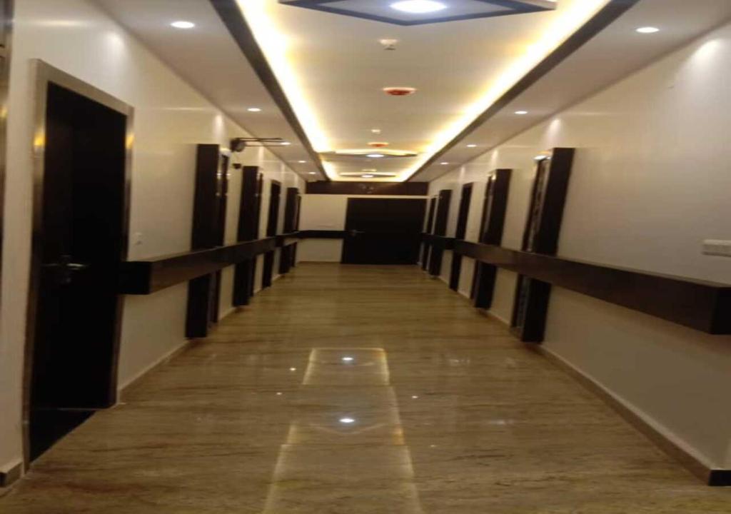 un pasillo en un edificio con un pasillo largo en Mayur Palace By WB Inn en Agra