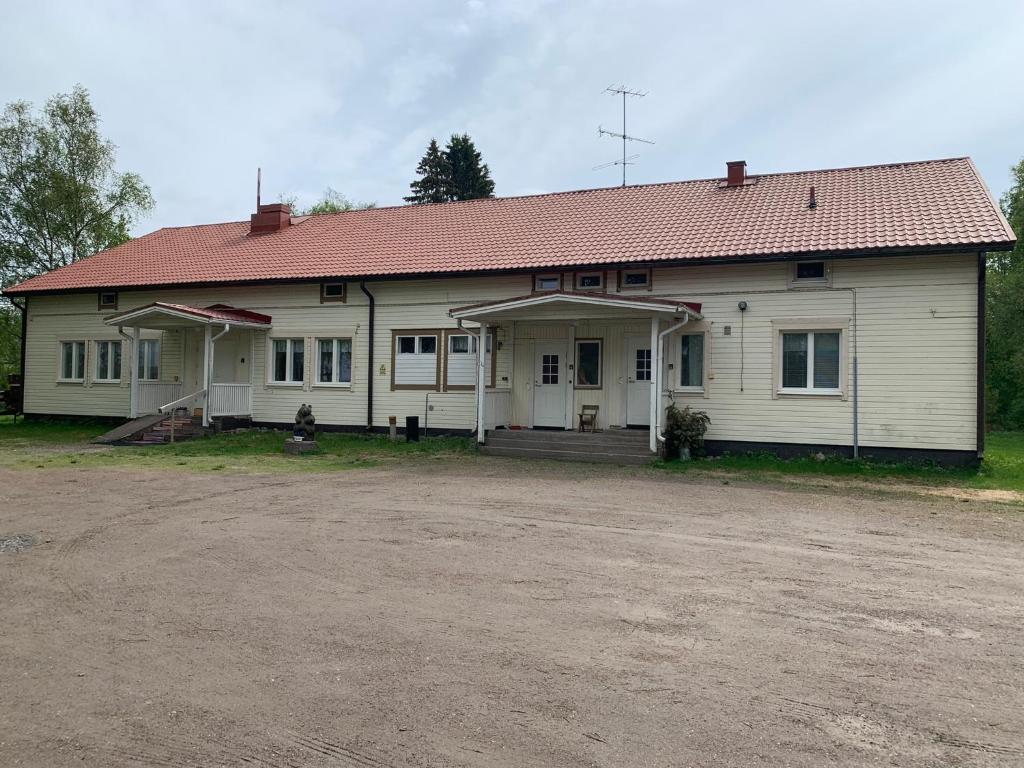 Casa blanca con techo rojo en Tomujoen Kylätalo, en Himanka