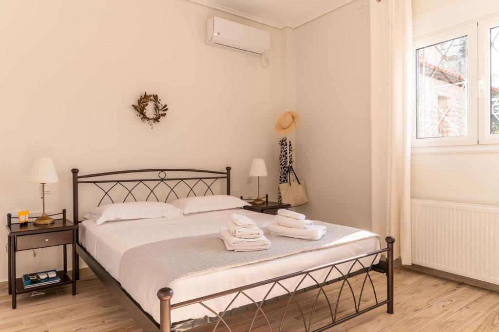 - une chambre avec un lit et des serviettes dans l'établissement Villa Katrin, à Pylos