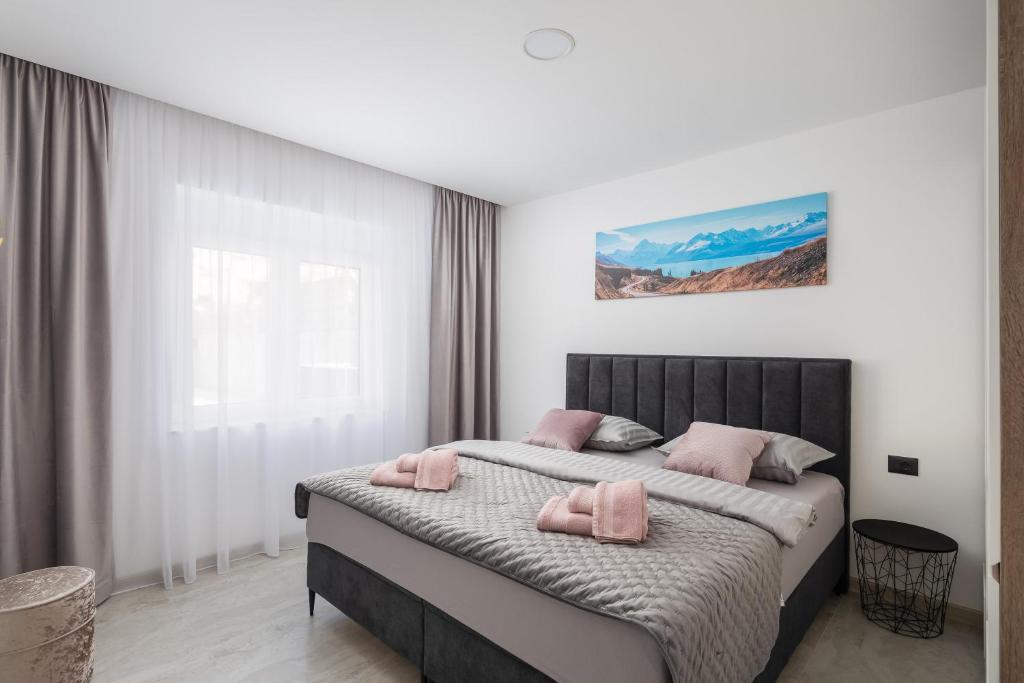 Postel nebo postele na pokoji v ubytování Luxury Apartment Lorena - Private Heated Pool -