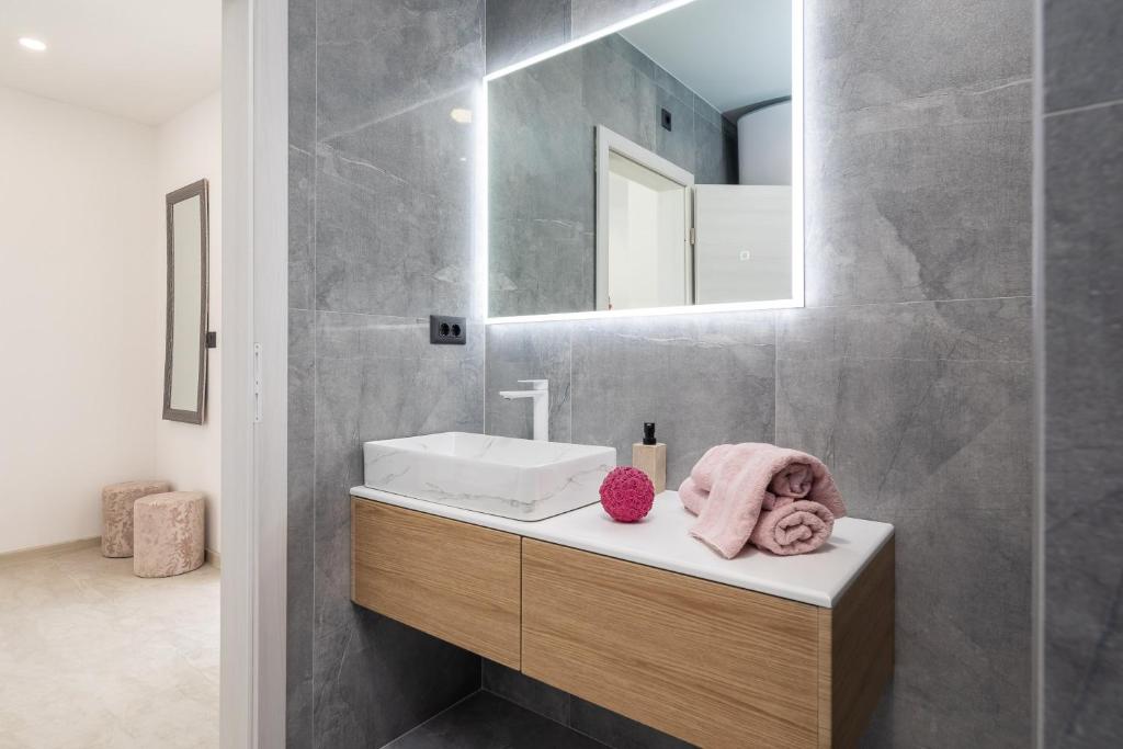 Koupelna v ubytování Luxury Apartment Lorena - Private Heated Pool -