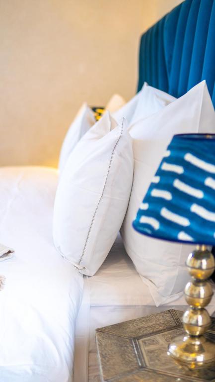 Postel nebo postele na pokoji v ubytování Riad villa saphir & SPA
