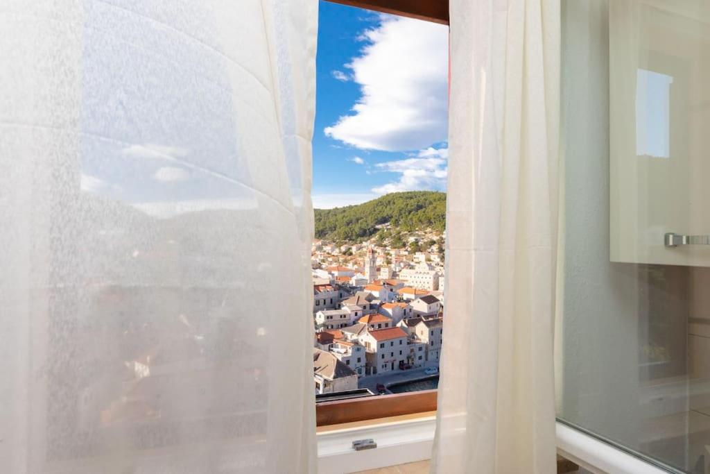 una finestra con vista sulla città di BENTO apartment - best VIEW on town and sea a Pučišća
