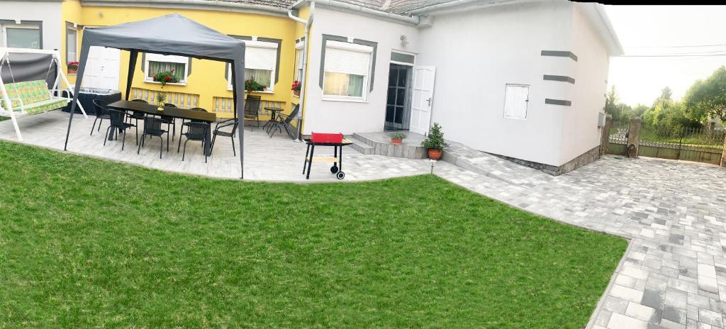 Vonkajšia záhrada v ubytovaní Viktor Apartmanház