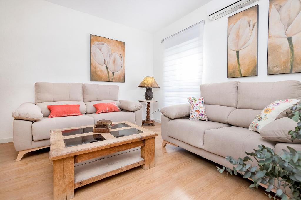uma sala de estar com um sofá e uma mesa de centro em BHost - El Indiano em Córdoba