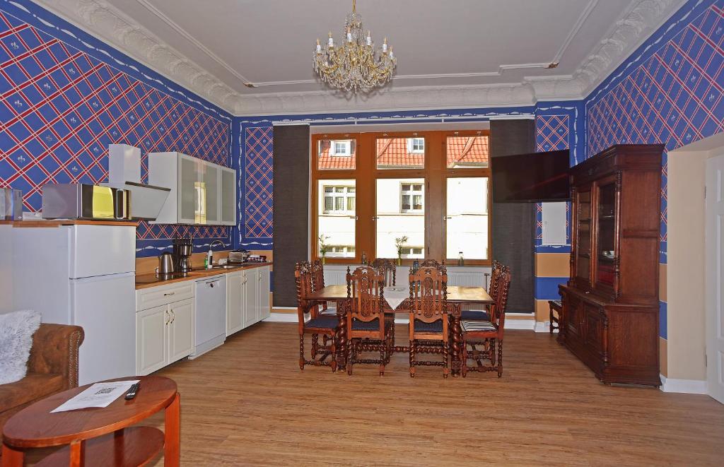 a kitchen and dining room with a table and chairs at Alte Post Sondershausen in Sondershausen