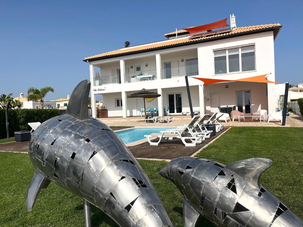 una gran estatua de tiburón plateado frente a una casa en Villa Bellevue 4, en Albufeira