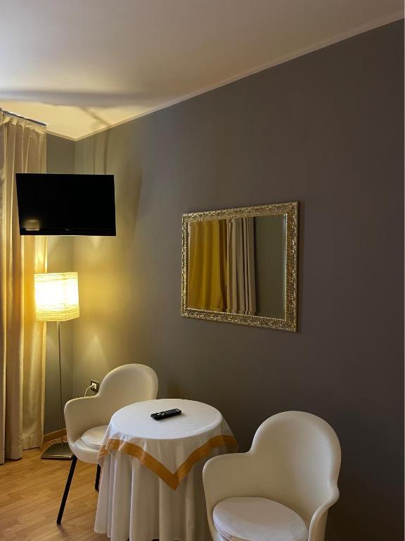 TV a/nebo společenská místnost v ubytování Albergo Ristorante Trieste Boves
