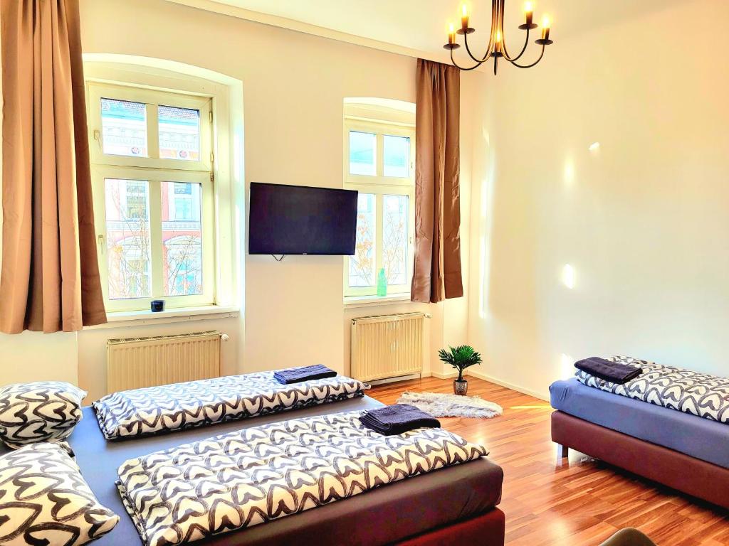 sala de estar con 2 sofás y sofá en Apartment Schweglerstrasse - near Stadthalle en Viena