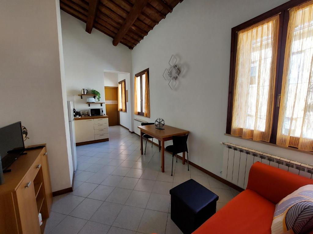 uma sala de estar com um sofá e uma mesa em Appartamento IN CENTRO Free Wi-Fi, Self check-in em Forlì