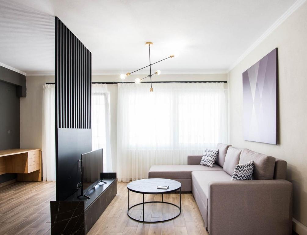 sala de estar con sofá y mesa en Stamatina's Luxury Apartments (Central 3rd floor), en Alexandroupoli