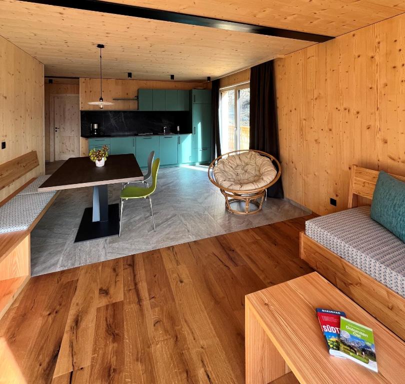 uma sala de estar com uma mesa e um sofá em Bio Felderhof em Villa Ottone