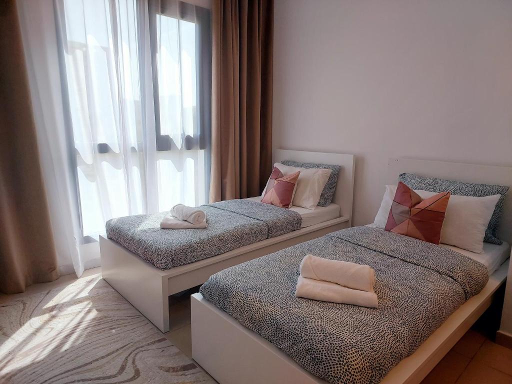 Postel nebo postele na pokoji v ubytování Premier Furnished Studio with Twin Beds