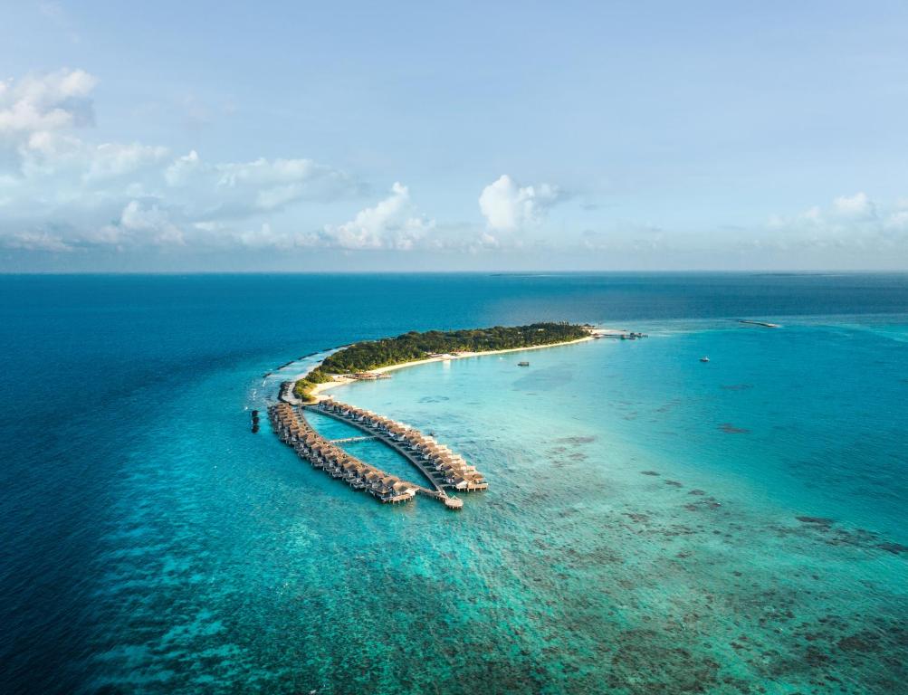 une île au milieu de l'océan dans l'établissement Sirru Fen Fushi Maldives, à Shaviyani Atoll