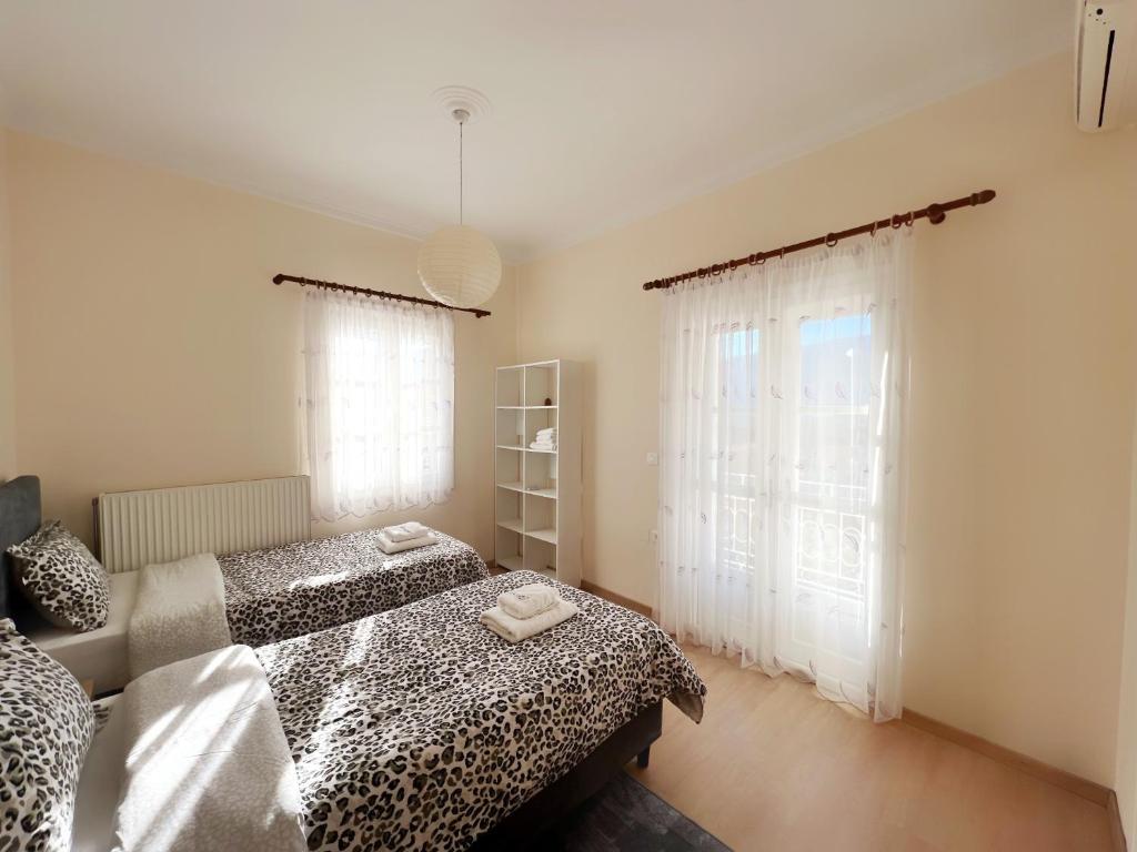 A bed or beds in a room at Leonidio Apartment Maria