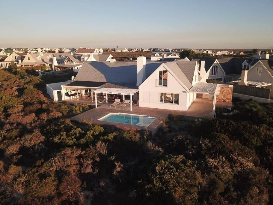 - une vue aérienne sur une maison blanche dotée d'une piscine dans l'établissement Sunbird House, à Grotto Bay