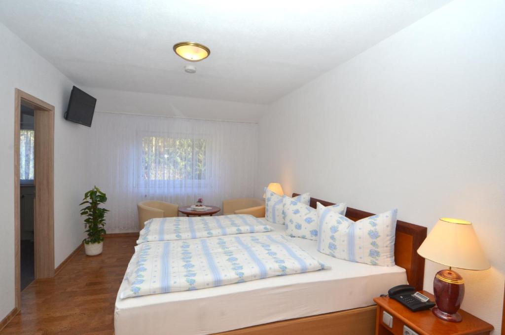 Postel nebo postele na pokoji v ubytování Land-Hotel Am Wald Garni