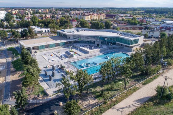 - une vue sur un grand bâtiment avec une piscine dans l'établissement Kawalerka przy termach, à Poddębice