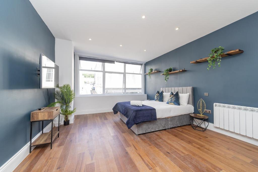 FLASH SALE 2CQ MORDEN STUDIO FLAT Moments away from Brighton Seafront