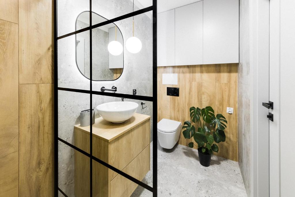 a bathroom with a sink and a mirror at Modern Apart 23 in Olsztyn