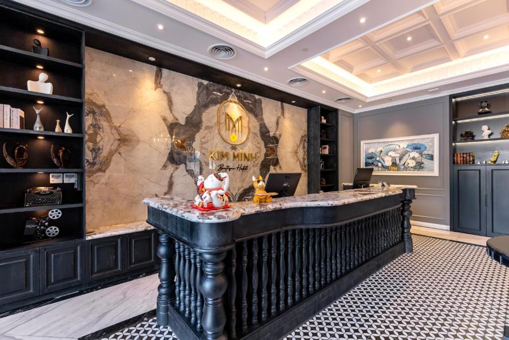 - un bar dans une pièce dotée d'un mur en marbre dans l'établissement Kim Minh Boutique, à Vung Tau