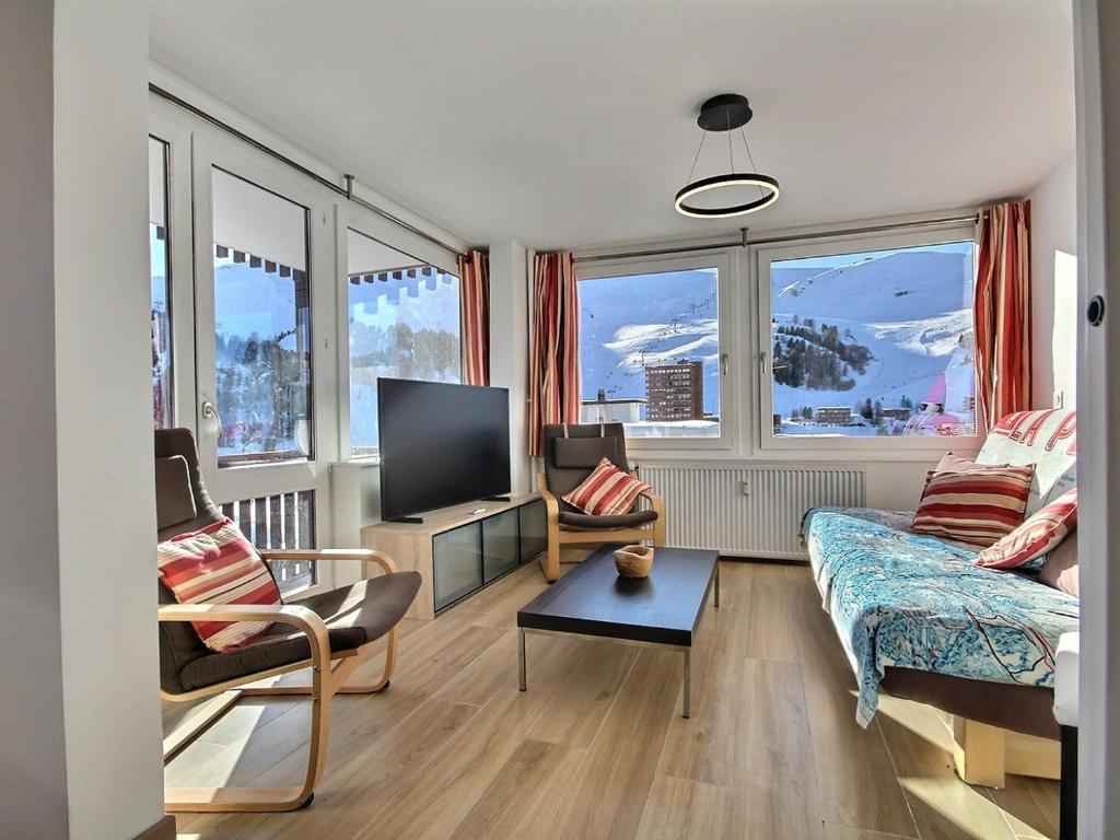 Appartement La Plagne, 3 pièces, 4 personnes - FR-1-455-47 tesisinde bir oturma alanı