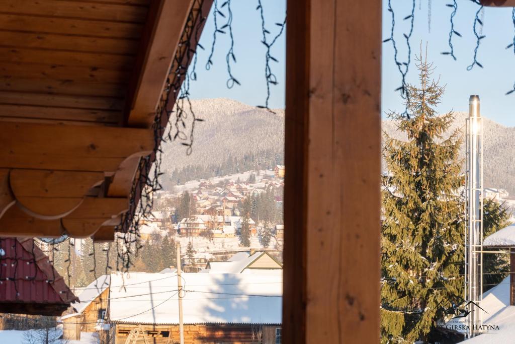 Nespecifikovaný výhled na hory nebo výhled na hory při pohledu z aparthotelu