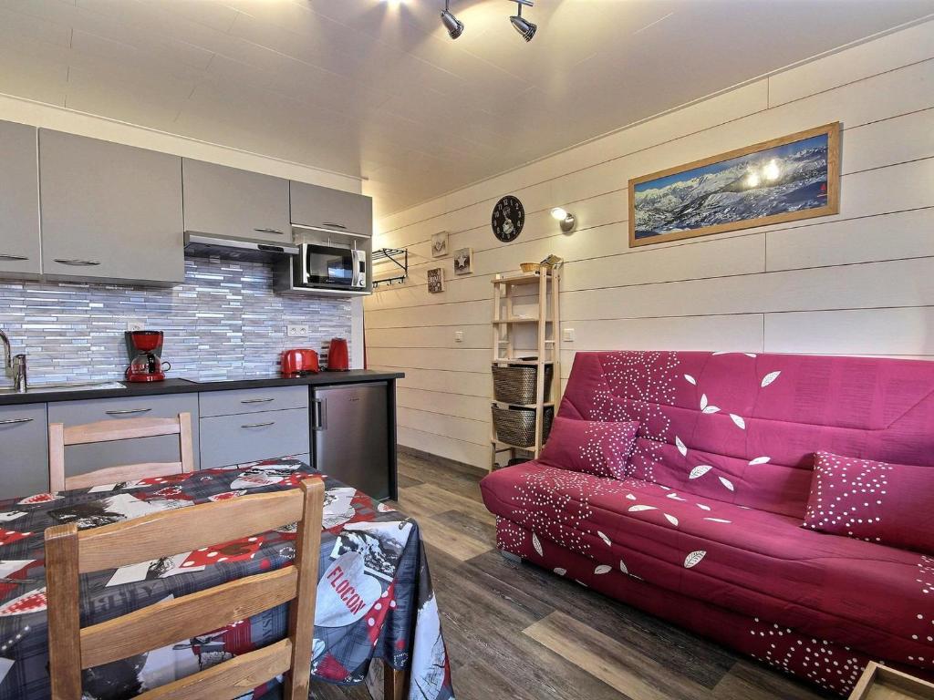 un salon avec un canapé rouge et une cuisine dans l'établissement Studio cabine rénové proche des pistes, balcon, 4 couchages - FR-1-455-91, à La Plagne