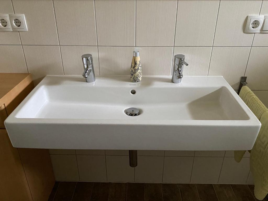 Connys Appartement - Double Room With Private External Bathroom