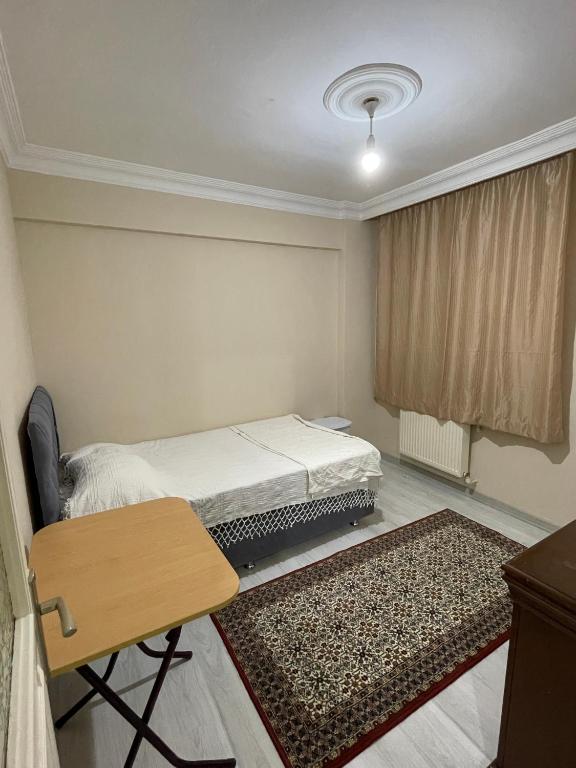 1 dormitorio con cama, escritorio y mesa en Private Room in Istanbul #76 en Estambul