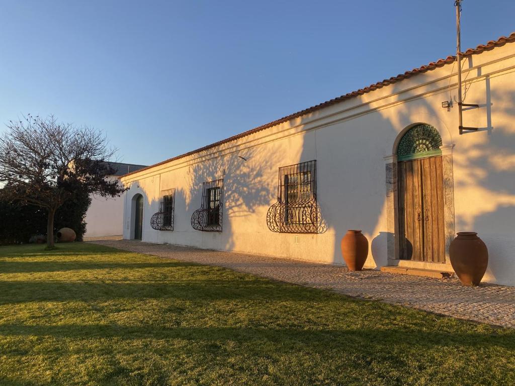 um edifício branco com uma porta e um quintal em Quinta do Castelo em Beja