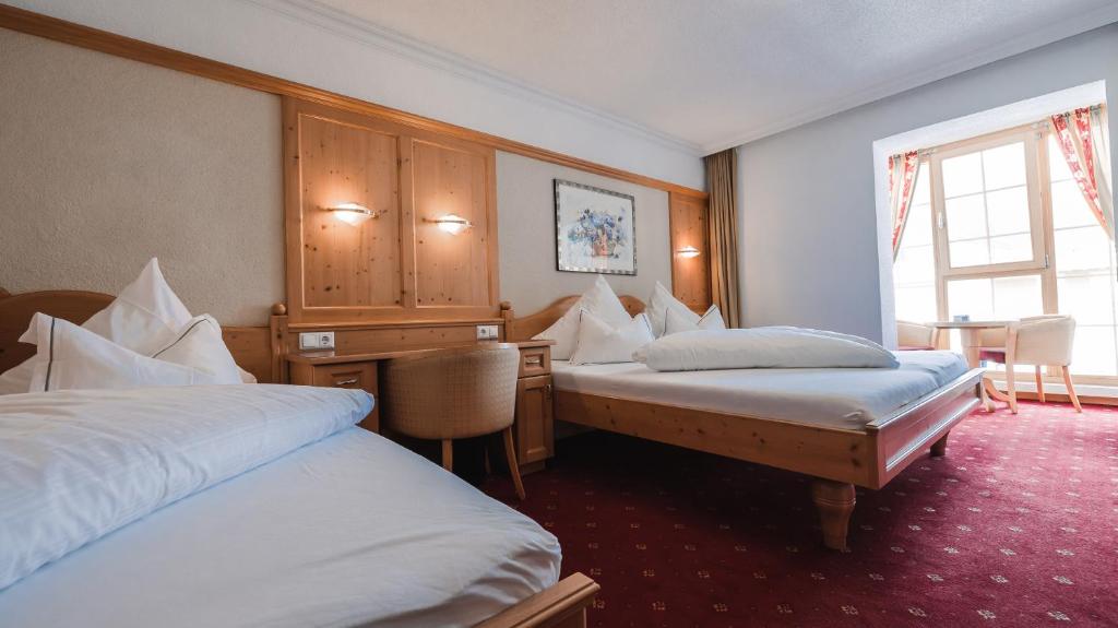 Postel nebo postele na pokoji v ubytování Hotel Alpina