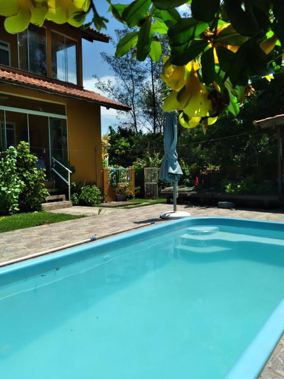 una piscina frente a una casa en Sossego da ilha, en Florianópolis