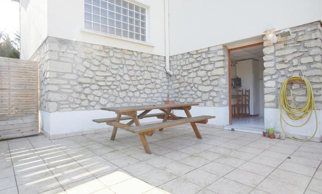Patio alebo iná vonkajšia časť ubytovania Agréable maison en centre ville