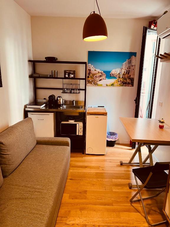 una sala de estar con un sofá y una mesa en Futura Exclusive Suite 1, en Bari