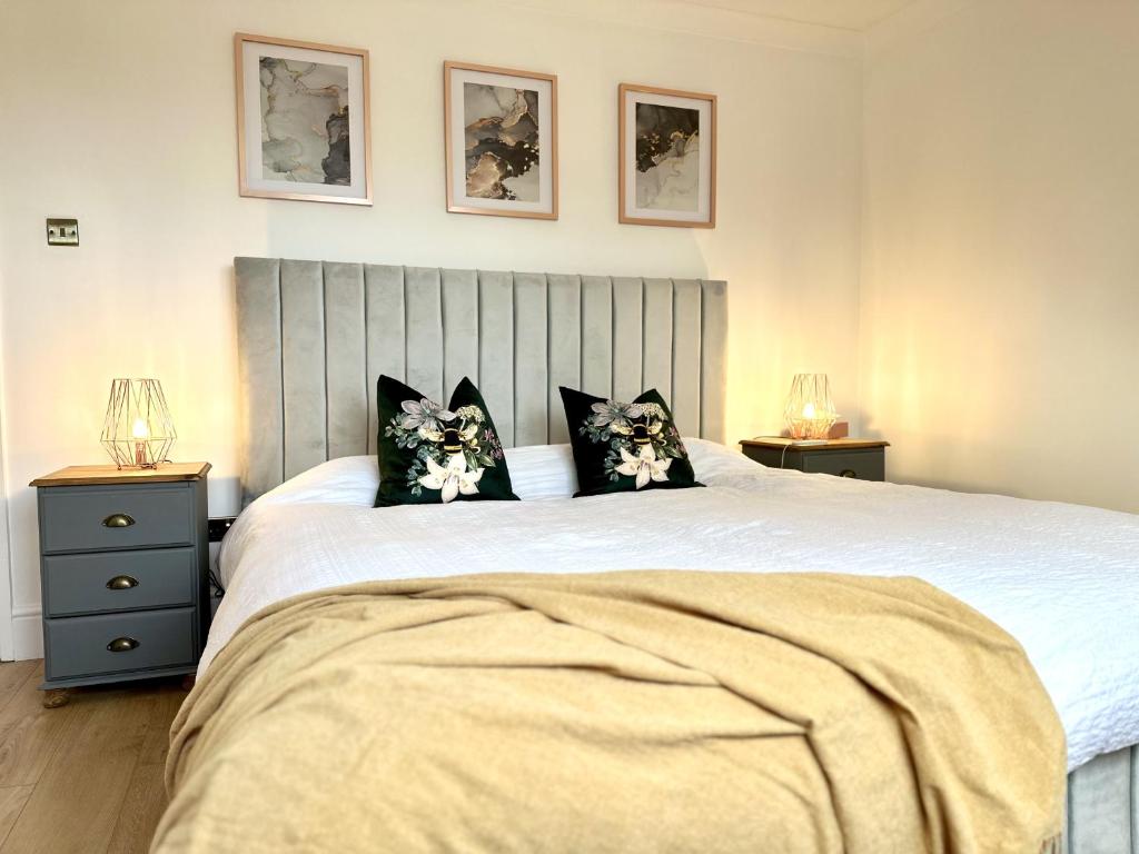 um quarto com uma cama grande e 2 almofadas em Family & pet friendly house + private garden em Oakhill