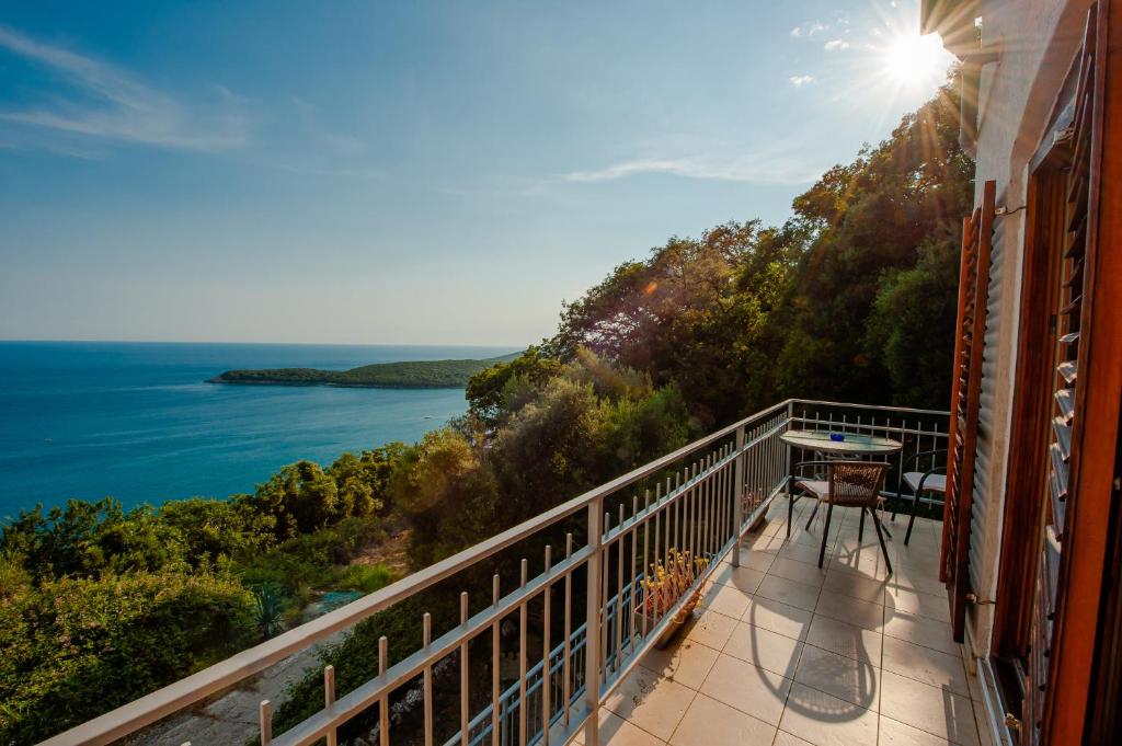 Elle comprend un balcon offrant une vue sur l'océan. dans l'établissement SunSeoce Apartments, à Budva