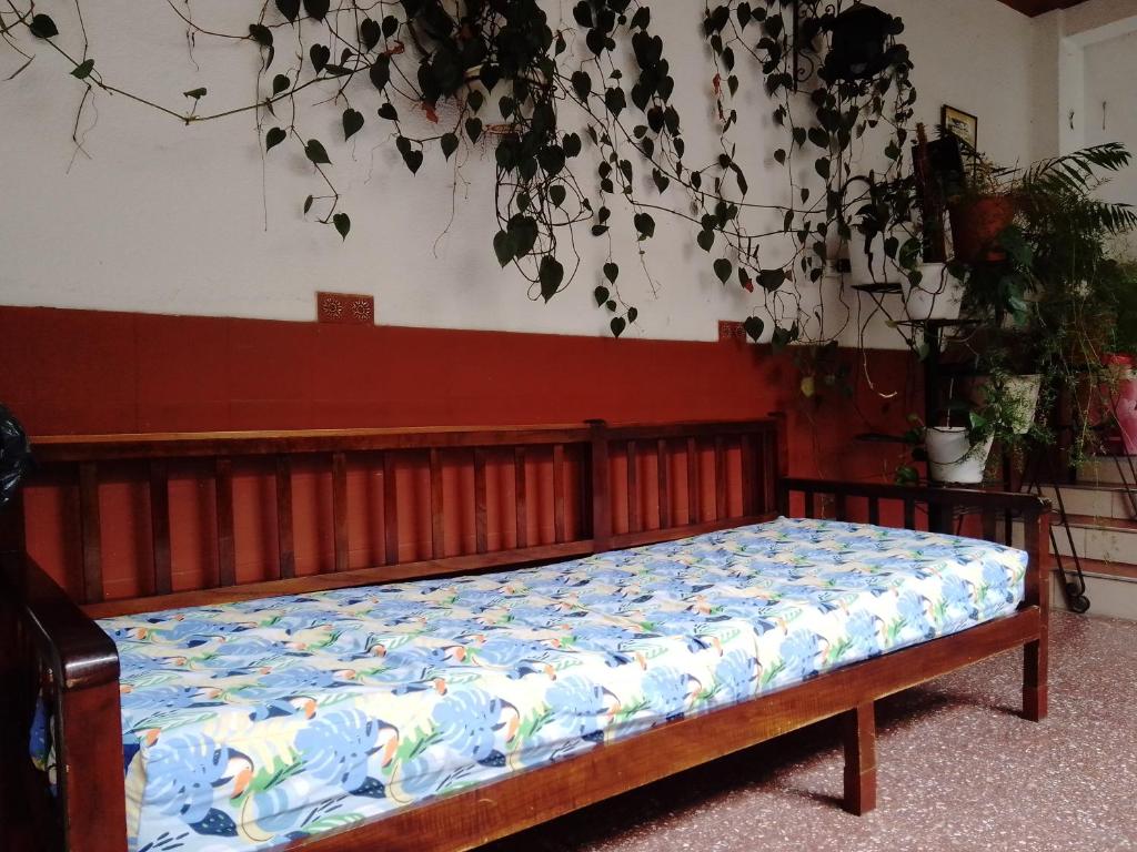 Una cama de madera en una habitación con en El balcón de la Tata en San Salvador de Jujuy