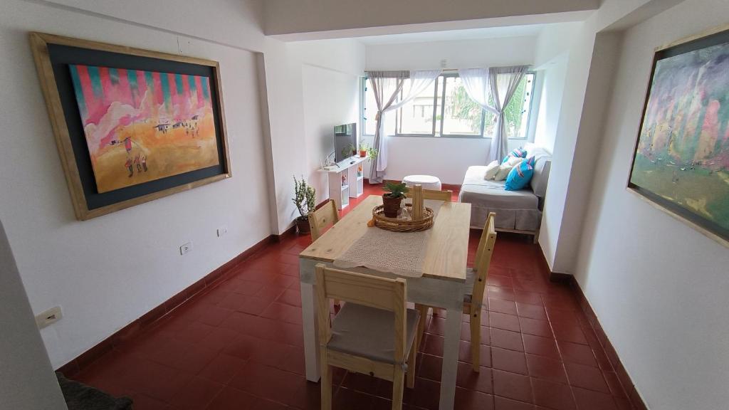sala de estar con mesa y sofá en Rinconcito de Jujuy en San Salvador de Jujuy