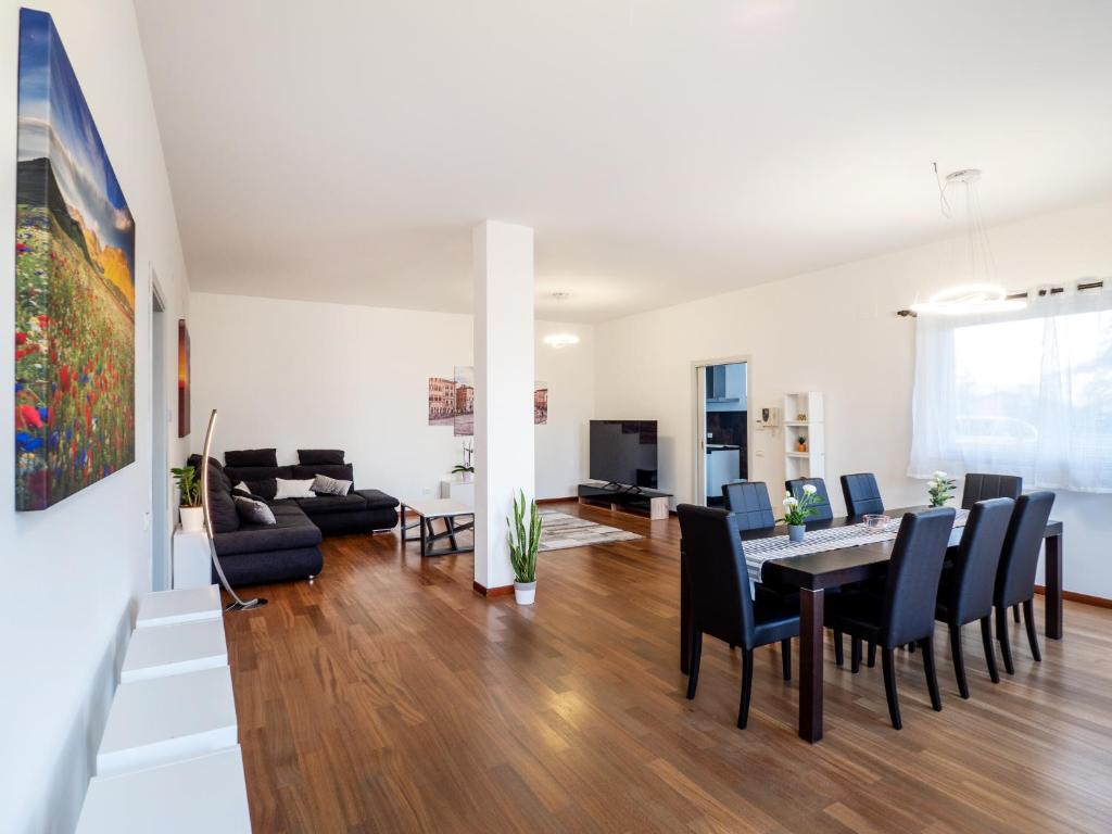 Μια τηλεόραση ή/και κέντρο ψυχαγωγίας στο Rosa Bianca - 5 minuti dal Centro con Giardino e Parcheggio Privato