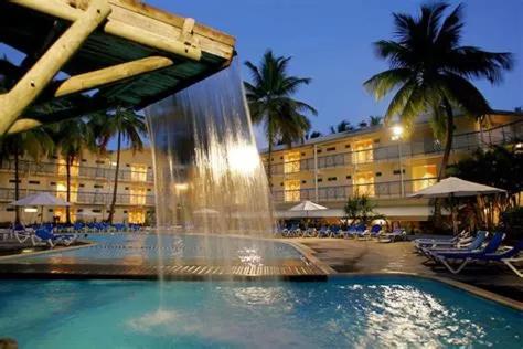Bazén v ubytování NOUVEAUTÉ CLÉ EN MAIN - L'EDEN - STUDIO HOTEL CARAYOU: BAR, PISCINE, PLAGES nebo v jeho okolí